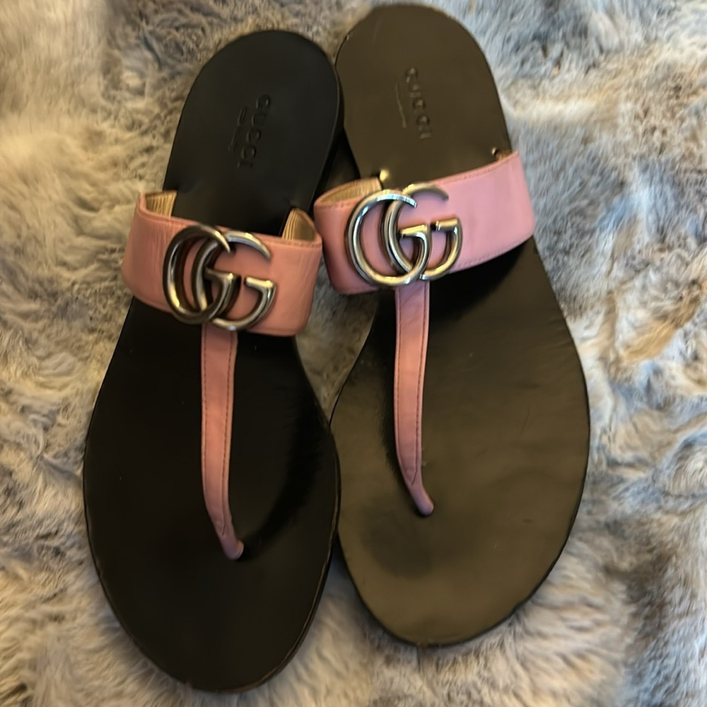 Gucci pink leather thong sandals